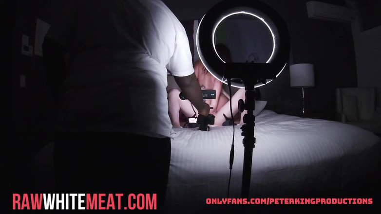 Raw White Meat: Nedbalý deepthroat queen stříká na Big Dick Bts