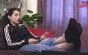 Smokin Fetish: Urocza nastolatka w dżinsach dokucza i palenia