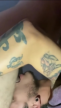 Deepthroat spermaberoende slampa längtar efter mer
