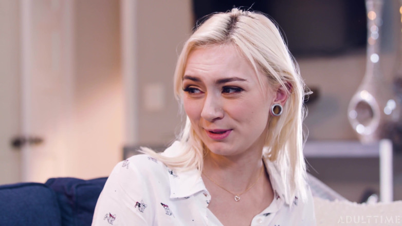 Adult Time: Dospělý čas - nadržená chůva Chloe Temple přistižena při masturbaci na gauči...