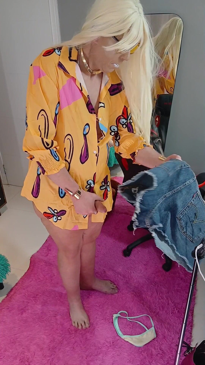 Sexy ass CDzinhafx: Sevimli yeni bir elbise, sonra bikinimi çıkarıyor ve götümü yağlatıyor... Ve...