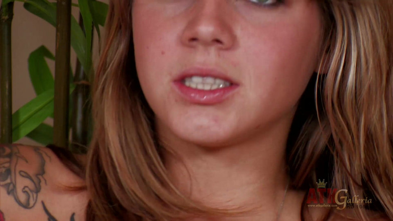 ATK Solo: Sexy teenagerka věnuje veškerou pozornost své mokré kundičce