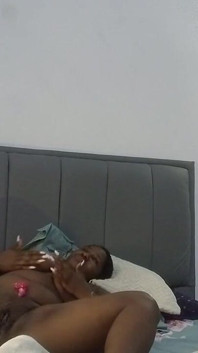 Mereka meniduri faraj saya dengan baik sehingga saya tidak tahan terlepas dan gadis itu segera berakhir
