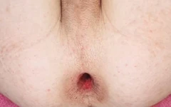 Il ragazzo si scopa da solo l'anello e viene dentro di se stesso