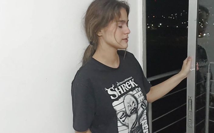 Natashaxxx: Fotto la mia sorellastra sul balcone con una bella vista