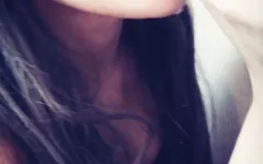 Slampa suger en dildo