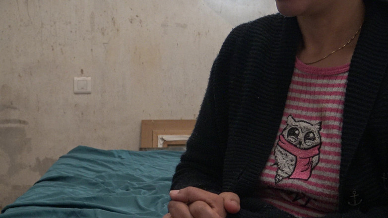 Stepmom Susan: 처녀 배다른 아들에게 처음으로 핸잡을 해주는 음란한 계모