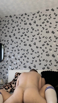 Sissy Cuck Mąż w kabaretkach jebanie żona, podczas gdy ona werbalnie upokarza go