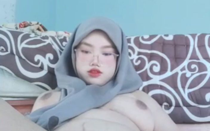 Jilbab69: La masturbación de una chica cachonda hace que salga líquido...