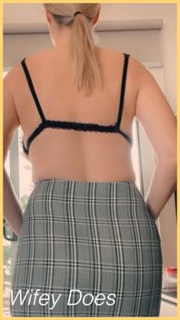 Wifey Flashes Her Perfect Amazing Ass for Enjoyment