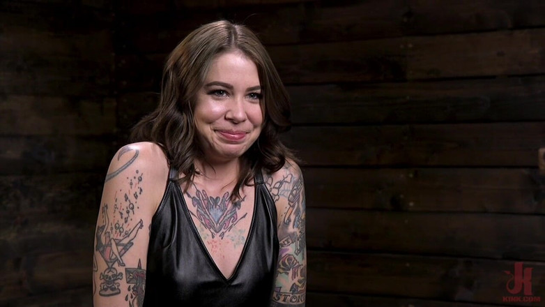 Kink: ペインスラット、クリスタ・カオス、メタルボンデージで打ちのめされる