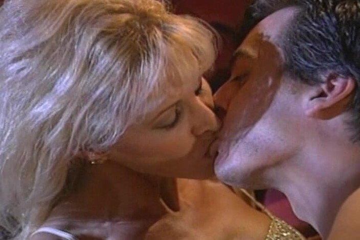 THAGSON RETRO: Bionda MILF in piacere orale appassionato e sgrillettamento
