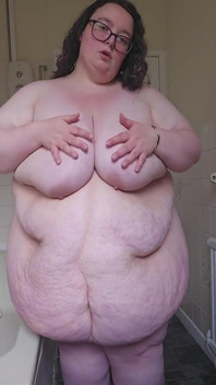 SSBBW gudinna badrumsremsa och catwalk