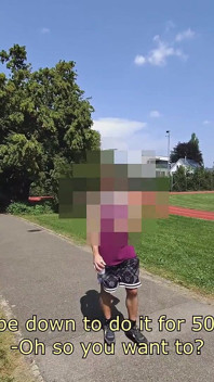 Náhodný Hetero Chlupatý Svalnatý Běžec Přesvědčil, Aby Dostal Své První Mužské Kouření