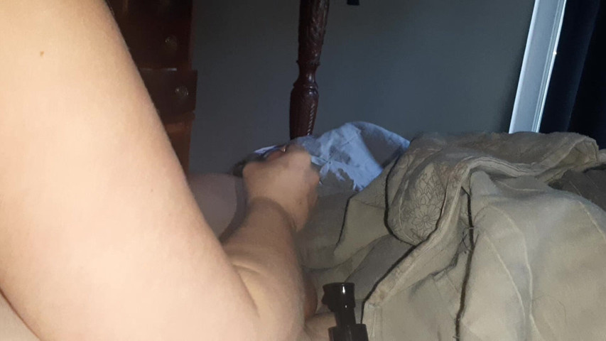 Masturbazione manuale mentre giochiamo a letto (Silky j) Handjob While Playing in Bed (Silky j)