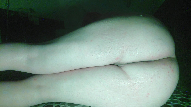 Kitty_Cross: Hezká femboy má koupel barevné osvětlení prostředí velké přírodní kozy