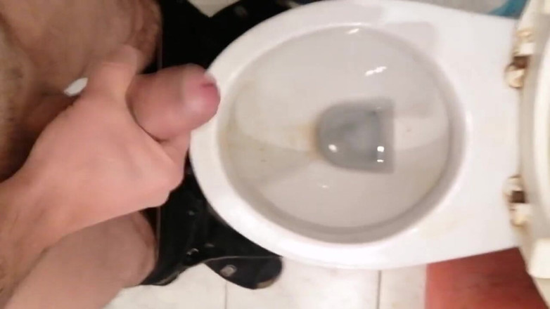 LuizasSlave: Pisciare e sborrare in bagno
