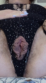 Dickes schätzchen in netzstrümpfen hämmert ihre haarige muschi hart mit dildos - nahaufnahme tropfenter orgasmus