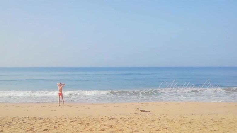 Abella Love: 해변에서 일광욕을 하고 두 번 오줌을 싸는 날씬한 밀프