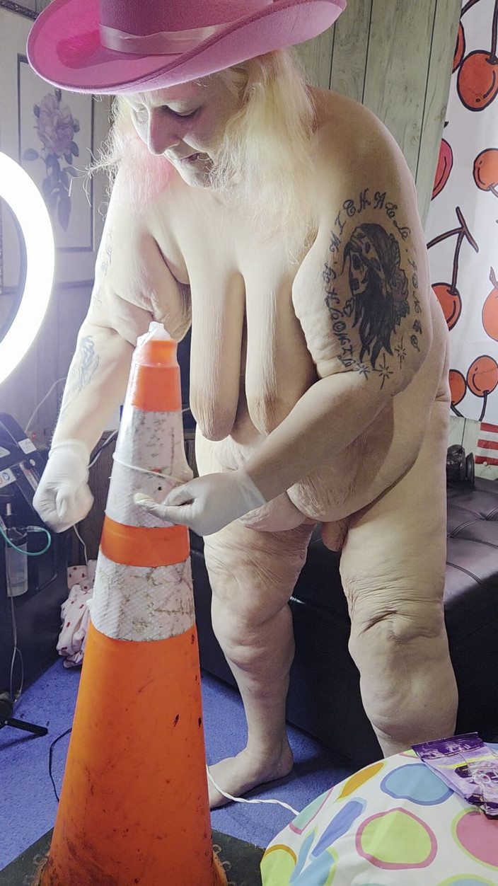 HerculesnVENUS: Curvă țopăind pe conul ăla de construcție când e singură