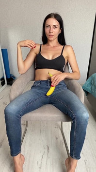 Provocando em jeans, comendo e chupando banana
