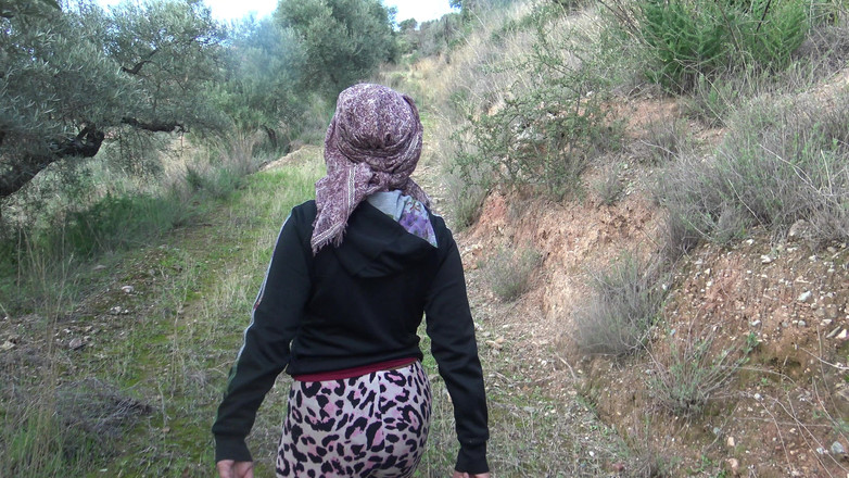 Souzan Halabi: Amatérská zahýbající manželka ukazuje svou chlupatou kundičku nadrženého nevlastního syna...