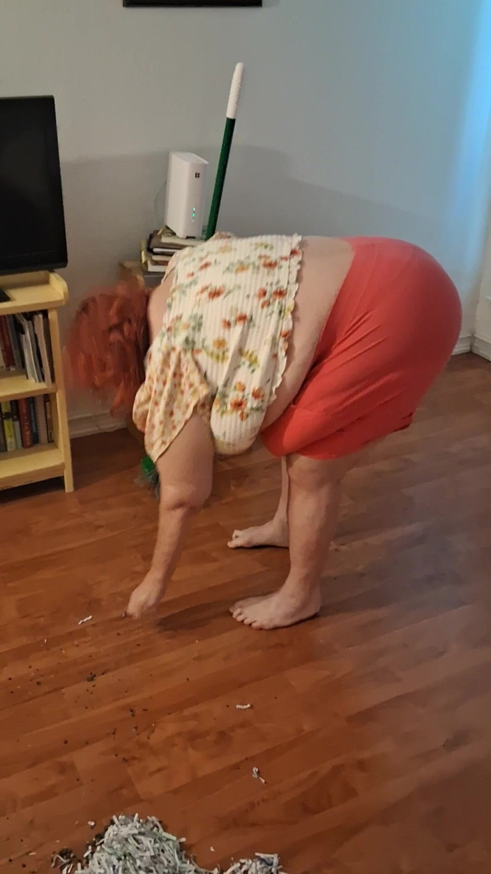 BBW nurse Vicki adventures with friends: Красотка с большим животом медсестра Вик подчищает грязный пол