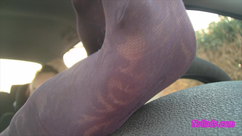 Nyllady: Nyllady's Footjob till Gearshift och Wheel i mönstrad strumpbyxor