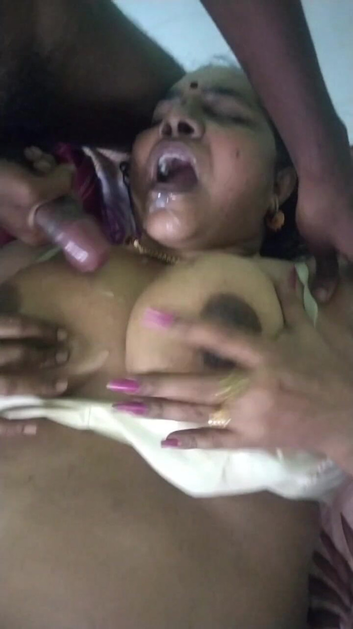 Benita sweety: Indiancă desi înghițind sperma