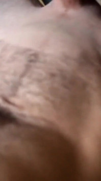 我的妻子在我们的客厅里把我的大鸡巴塞进她的嘴里，然后我操她的阴户