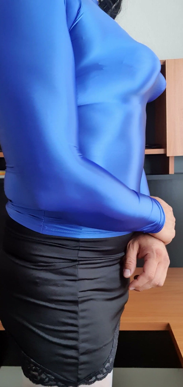 Sexy shinny clothes: Je pose mon chemisier en spandex bleu et mes seins...