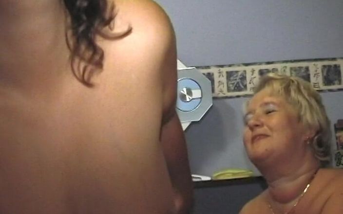 Mature NL: Mature amateur 3some two curvy ladies and one men