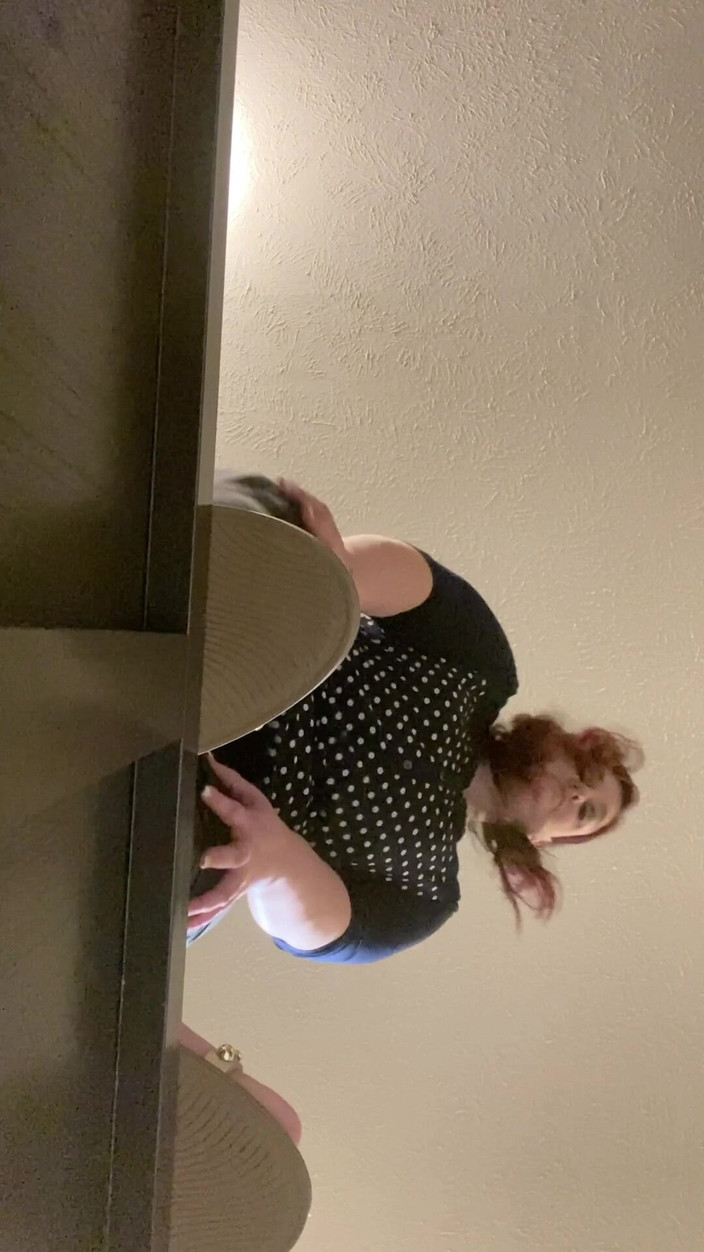 BellaBlast: Висит на уступе - будет ли эта толстушка топтать пальцами, чтобы вы упали?