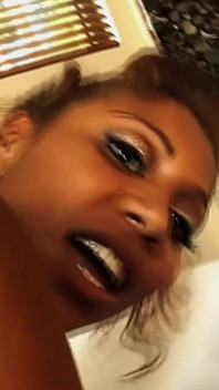Krystal Wett se masturbe puis prend un creampie par une grosse bite