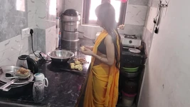 Pasangan India ngentot hot di dapur saat istri india lagi masak makanan