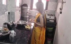 Indiska par hett sex i köket medan desi fru lagar mat