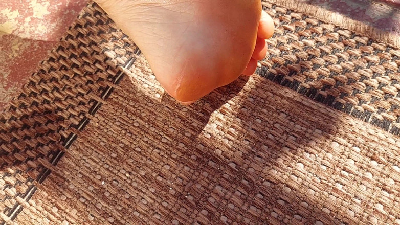 Selena701: Amatör Sarışın Olgun Karısı açık Havada Ayak Ibadetinin Tadını Çıkarıyor