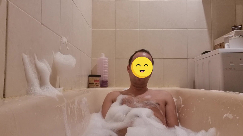 ShyCummerBoy: Ich necke meinen schwanz in einem schaumbad