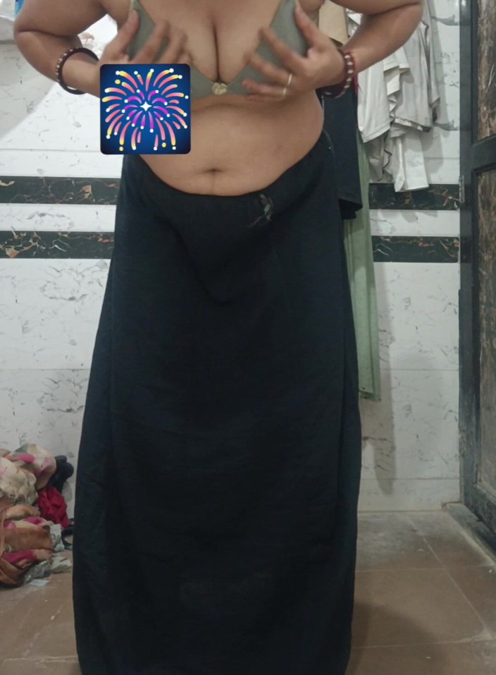 Priyahot77: Priya Bhabi Big Boob Pressing in Bathroom