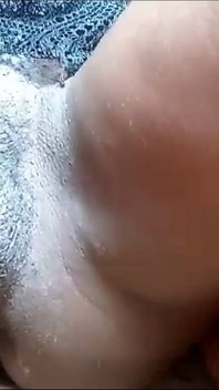 Une MILF dégoulinante super mouillée en gros plan
