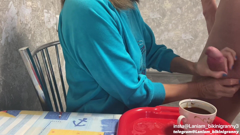 Ladyloveyoung60: 할머니 CFNM 음식 페티쉬를 위한 크림 정액 커피