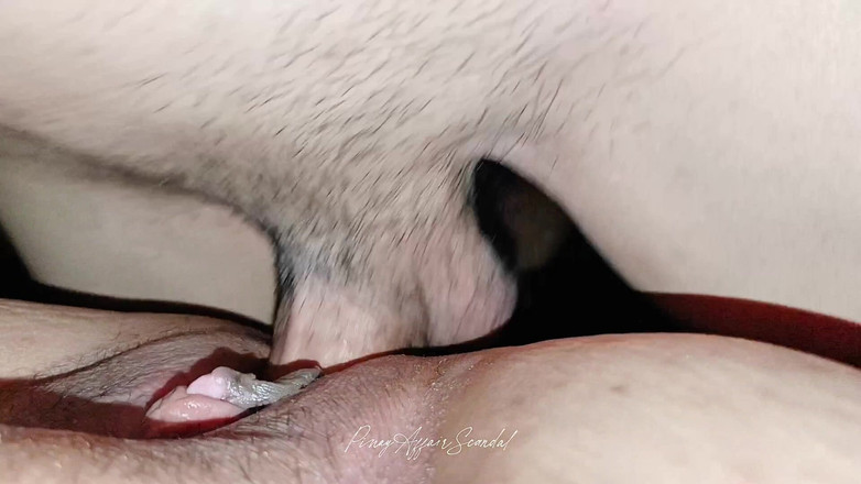 TeenPinayCloseUp: Duża łechtaczka przyrodniej siostry zerżnięta na surowo i kremowana w środku