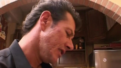 TGIRL ROOM: Deze shemale eet eerst de kip en dan zijn pik...