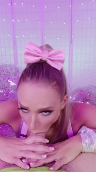 Emma Hix se fait baiser par la gorge