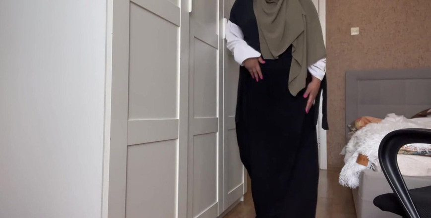 Lux Eva: Сирийская шлюшка в хиджабе без трусиков ласкает ее клитор крупным планом