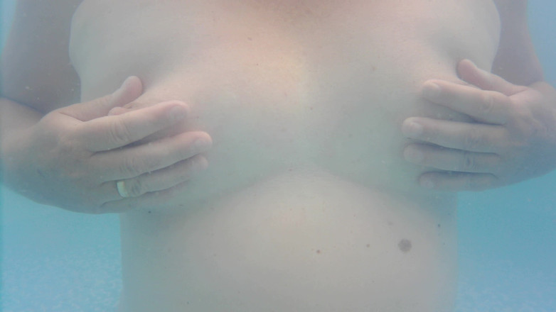 SimoneLive1: Prsa V Bazénu