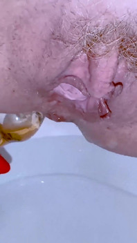 Drenaż nasienia 11. blondynka spuszcza spermę swojego kochanka do toalety.