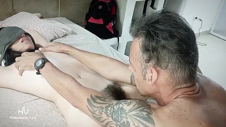 KarameloVzla: 蒙住眼睛的继女放弃她毛茸茸的阴户
