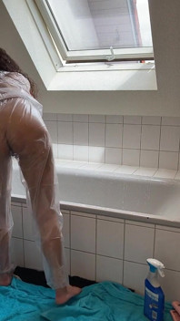 Sue, pembersihan kamar mandi dengan setelan pvc!