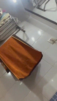 Und Spermaspritze im Badezimmer